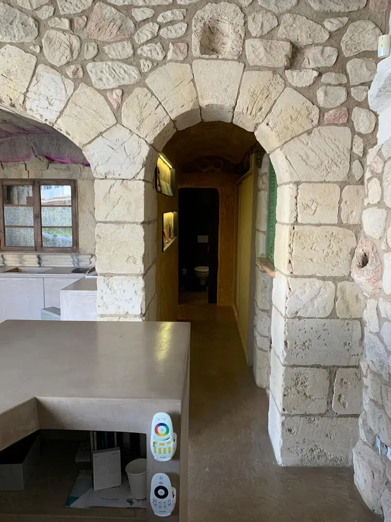 Arco de piedra tematizado que da paso a otra estancia