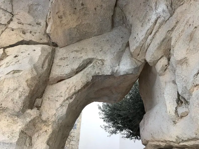Detalle de un arco de roca artificial con textura de piedra caliza