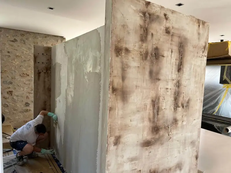 Artesano de 3Pols aplicando microcemento sobre una pared