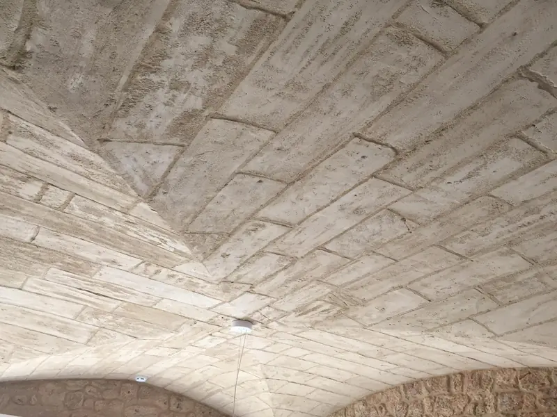 Bóveda tematizada con acabado de ladrillo en espiga