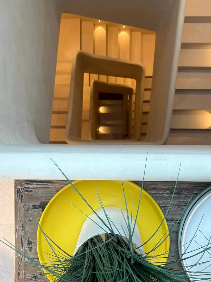 Escalera de caracol revestida en microcemento vista desde arriba