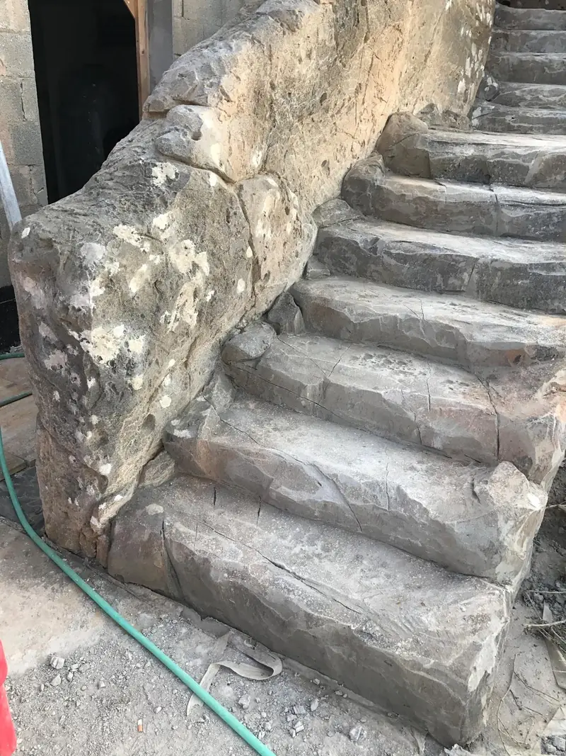 Escalera de jardín junto a un muro de piedra artificial