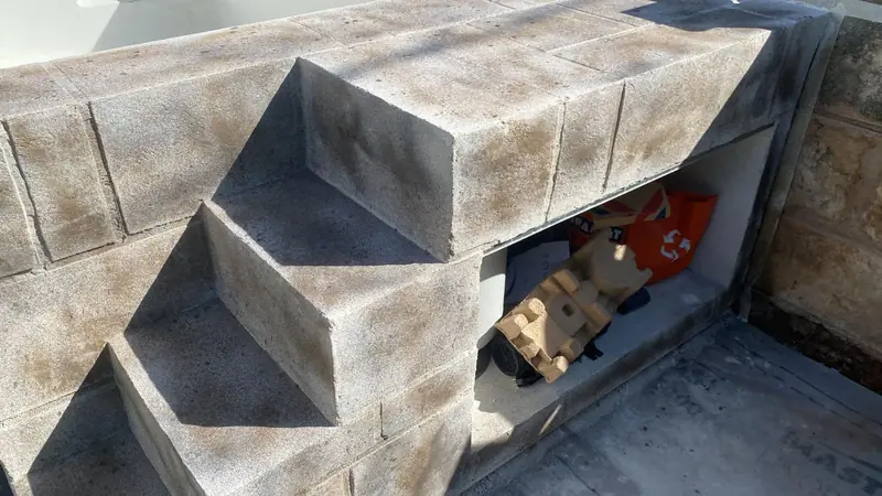Detalle de los peldaños de la piscina con acabado de piedra envejecida