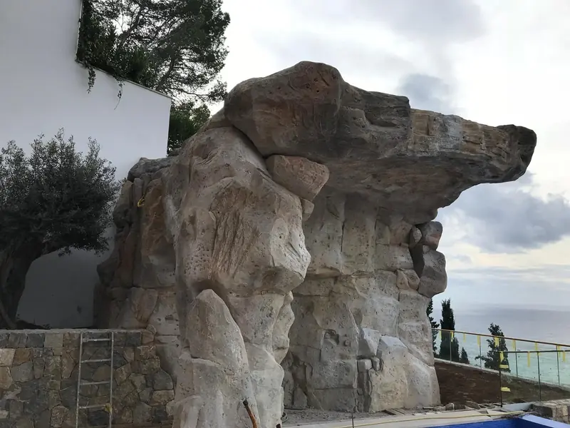 Gran formación de roca artificial esculpida a mano en una terraza