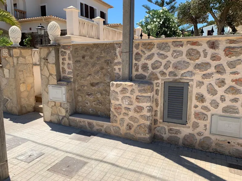 Muro exterior con acabado de piedra mallorquina tallado a mano