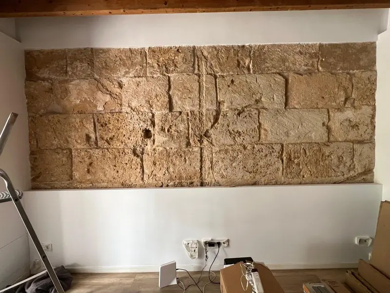 Pared interior con acabado de sillares de marès