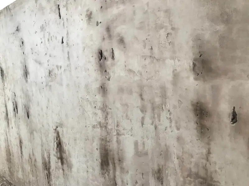 Pared de microcemento con pátina oxidada