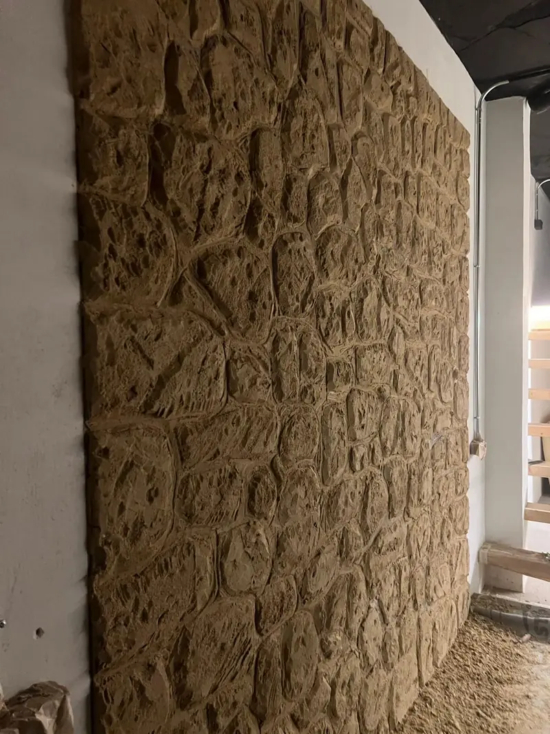 Pared de piedra en relieve modelada a mano