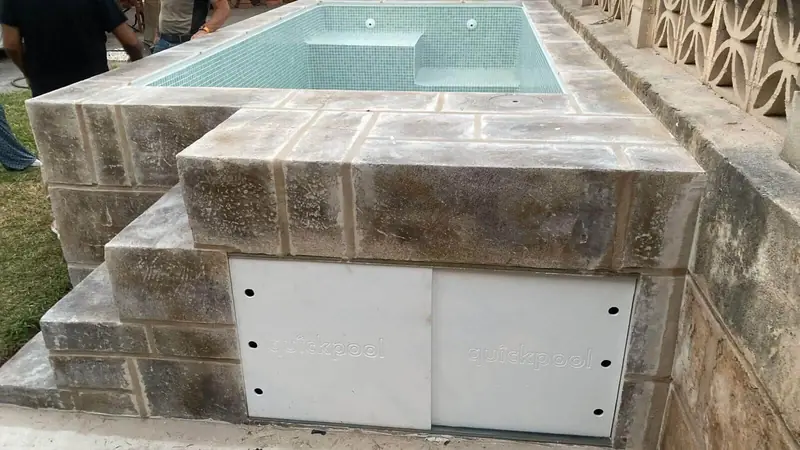 Piscina elevada con escalera y registro para el equipo de depuración