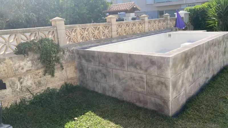 Piscina elevada con revestimiento de piedra antes del llenado