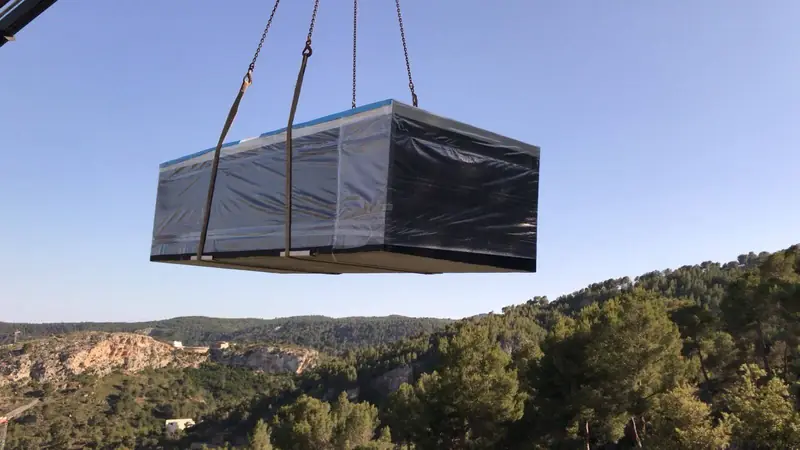 Vaso de piscina ligera elevado con grúa durante la instalación
