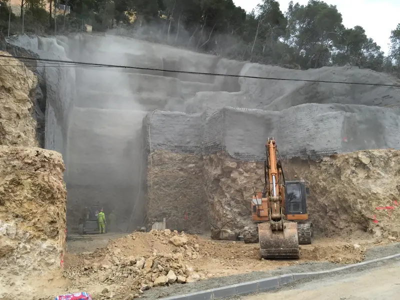 Proyección de mortero sobre un talud para convertirlo en pared de roca