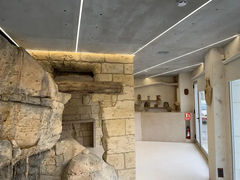 Recepción con roca artificial, sillería y techo de hormigón