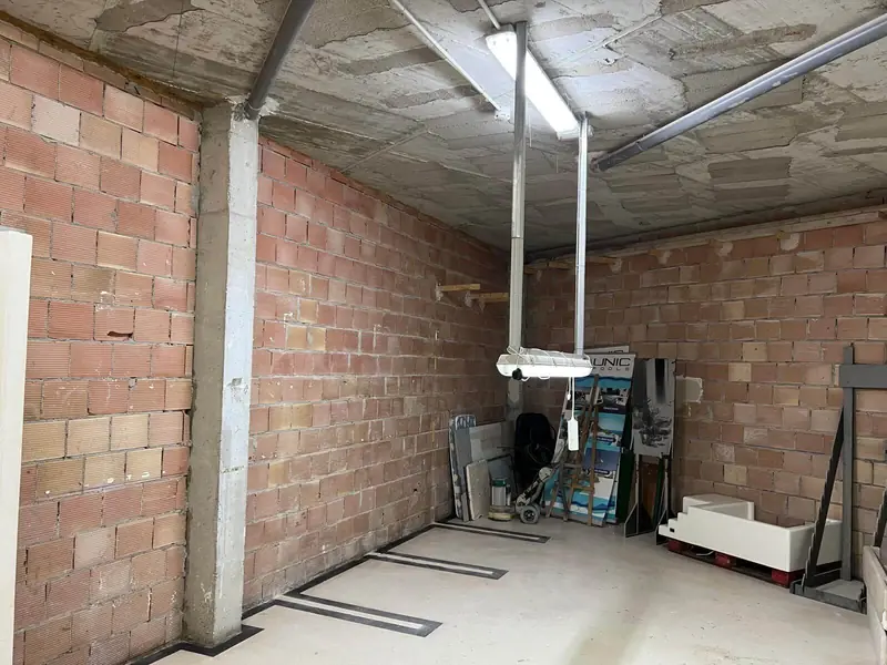 Antes: local con paredes de ladrillo visto e instalaciones a la vista