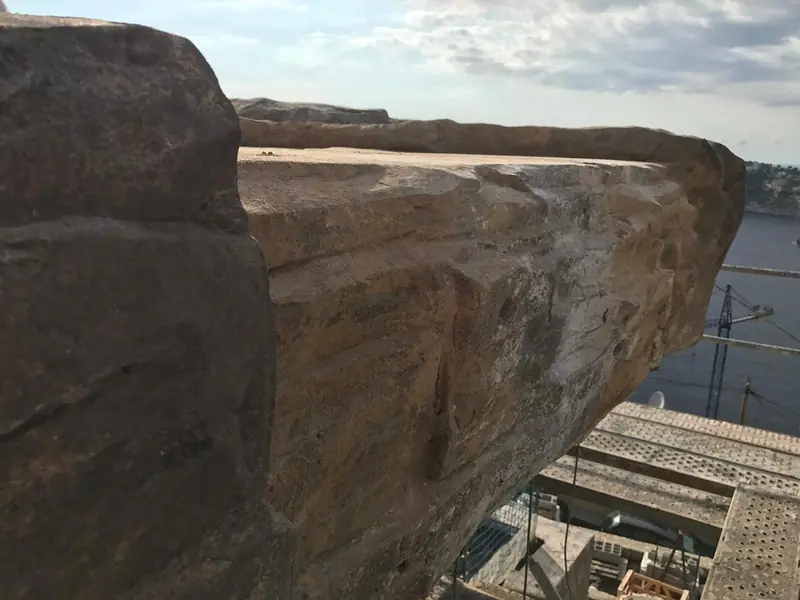 Roca artificial en voladizo sobre una terraza