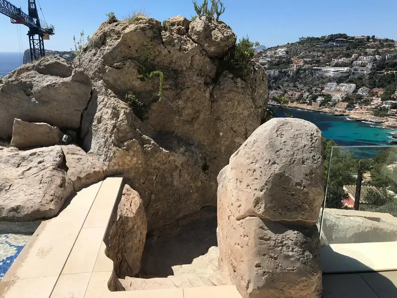 Rocas artificiales en un mirador sobre una bahía